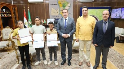 محافظ المنوفية يكرم طلاب ساقية أبو شعرة لأمانتهم وتسليمهم مبلغا ماليا