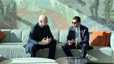 وزير الشباب والرياضة يبحث مع إنفانتينو سبل تعزيز التعاون وتطوير كرة القدم المصرية على هامش مؤتمر السلام بشرم الشيخ