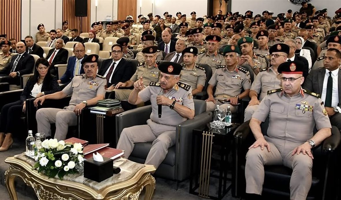 وزير الدفاع يشهد
