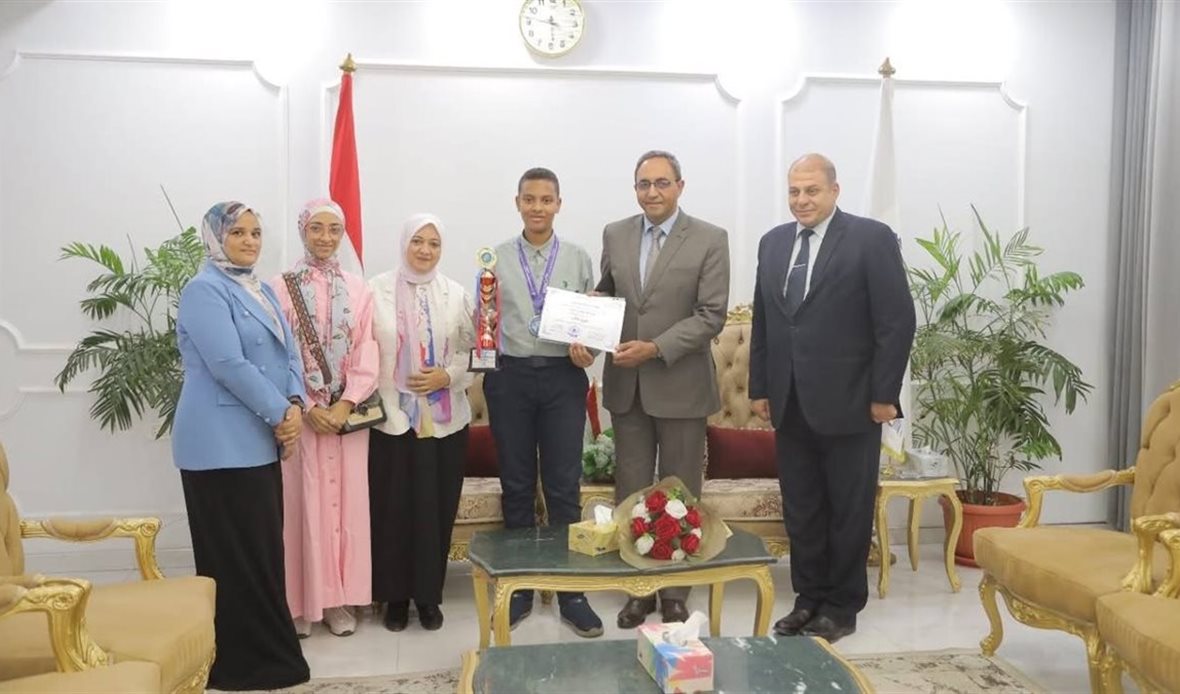 محافظ قنا يكرم الطالب