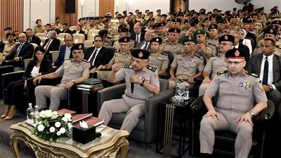 وزير الدفاع يشهد بحث مركز الدراسات حول توازن القوى الإقليمي