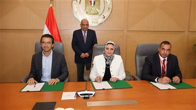 وزير الكهرباء يشهد توقيع اتفاقيات لتنفيذ مشروعين للطاقة الشمسية بقدرة 1200 ميجاوات
