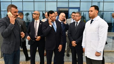 وزير الشباب والرياضة يطمئن على مصابي حادث انقلاب ميني باص طريق العاصمة الإدارية