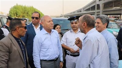 محافظ القاهرة يشن حملة ضد المواقف العشوائية والسائقين المخالفين