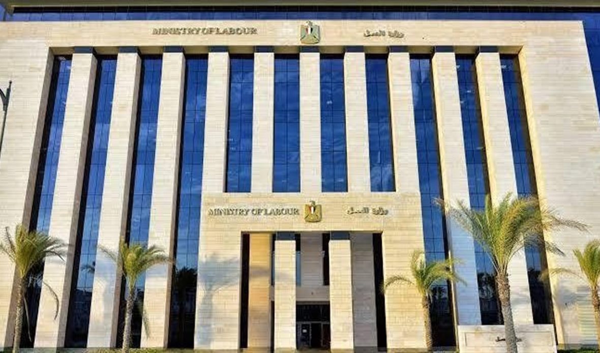 وزير العمل يوجه بمتابعة