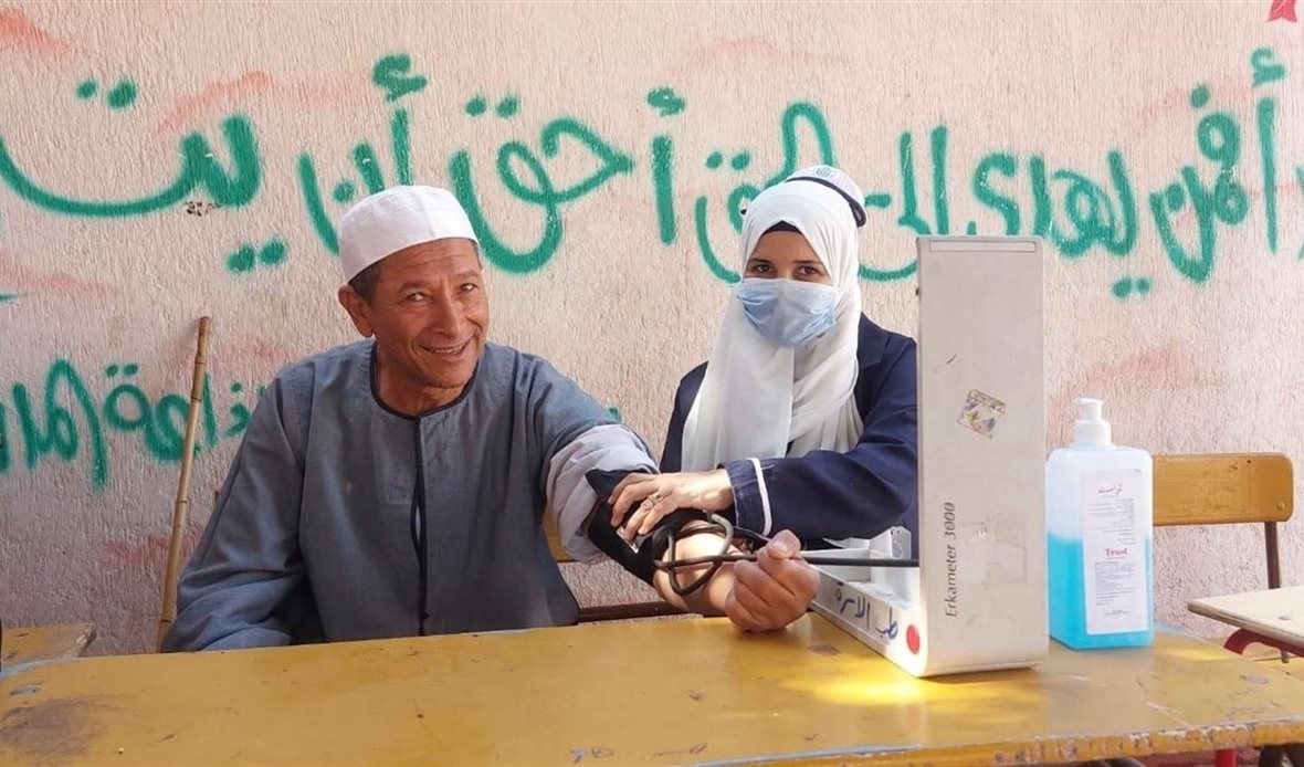 أطقم طبية تقدم خدمات