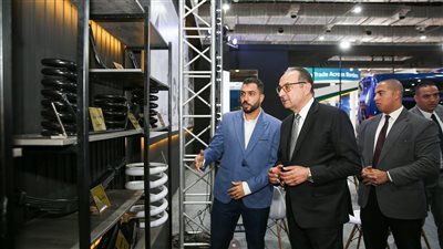 وزير قطاع الأعمال يتفقد جناحي الصناعة والنقل الذكي 2025