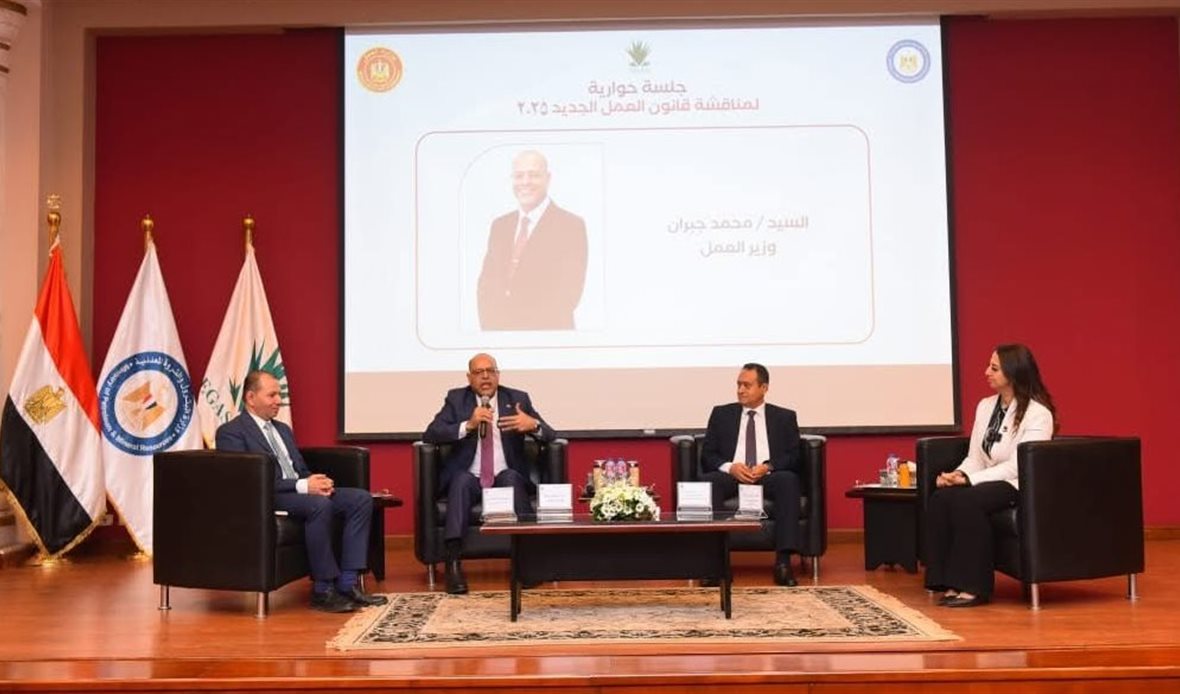 وزير العمل يفتتح
