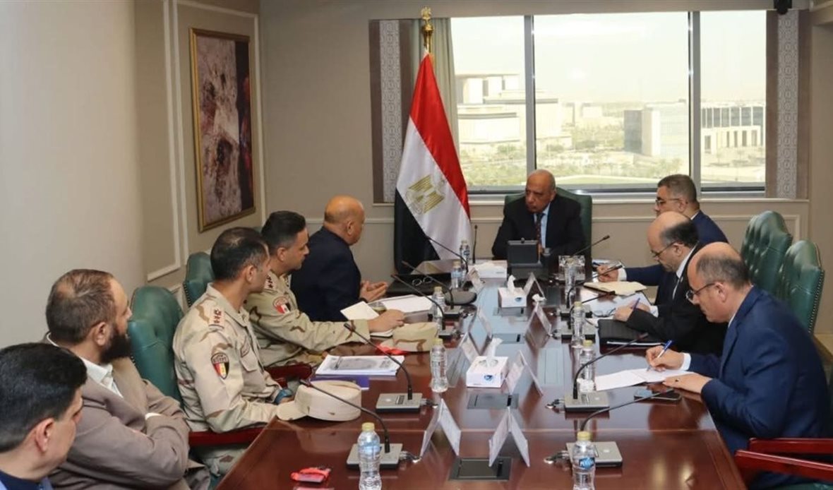 الخامات الأرضية محور