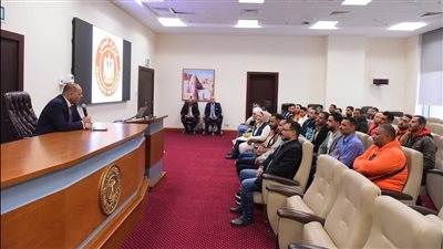 وزارة العمل تسلّم 25 عقد عمل جديد لشباب مصري للعمل بدولة الإمارات