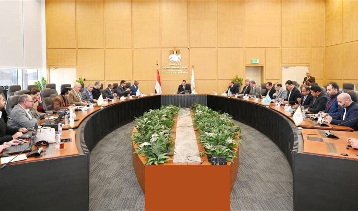 وزير الإسكان يعقد