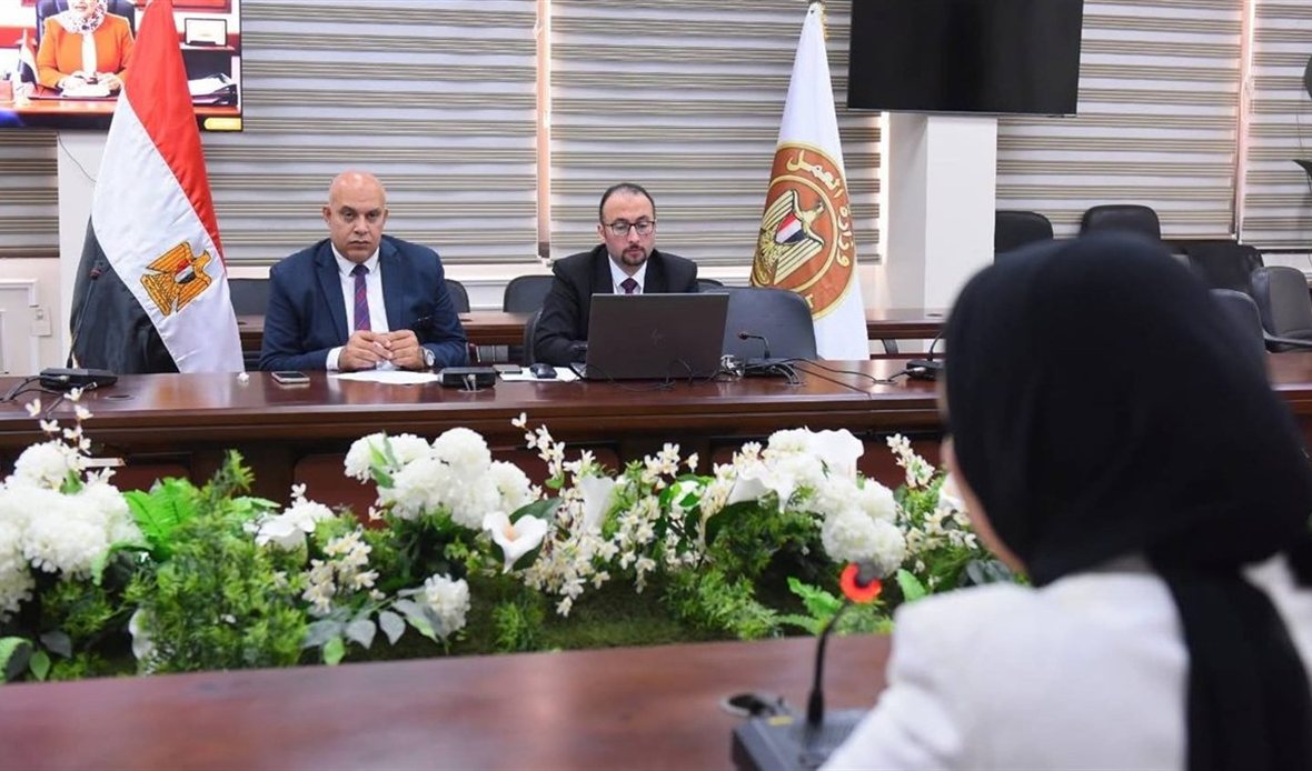 وزير العمل يتابع