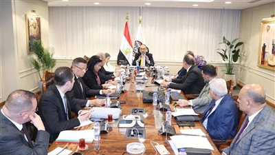وزير قطاع الأعمال يتابع مستجدات تطوير صناعة الغزل والنسيج