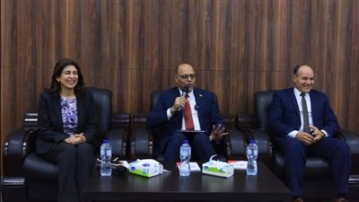 وزير العمل يسلّم 20 عقد عمل لذوي الهمم ويطلق ندوة توعوية بقانون العمل الجديد في الجامعة المصرية الصينية