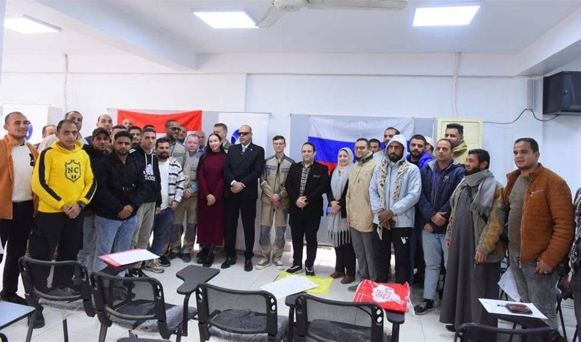 وزير العمل يتابع
