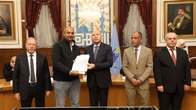 محافظ القاهرة يسلم عقود تقنين لمصانع شق الثعبان