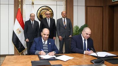 وزير قطاع الأعمال يشهد توقيع اتفاقية شراء طاقة متجددة لمدة 30 عامًا لتغذية مصنع «أسمنت النهضة» بالطاقة الشمسية
