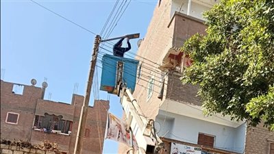 محافظ أسيوط: صيانة وتركيب كشافات كهرباء لرفع كفاءة منظومة الإنارة بقرية دوينة بمركز أبوتيج