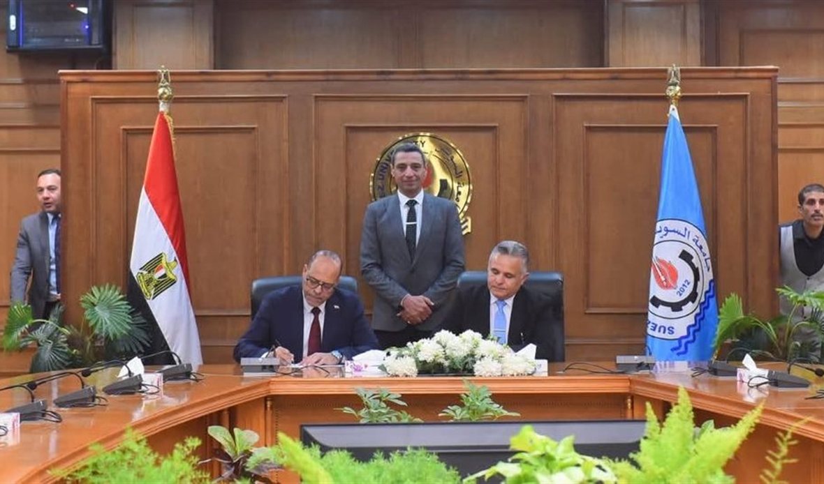 وزير العمل يشهد توقيع