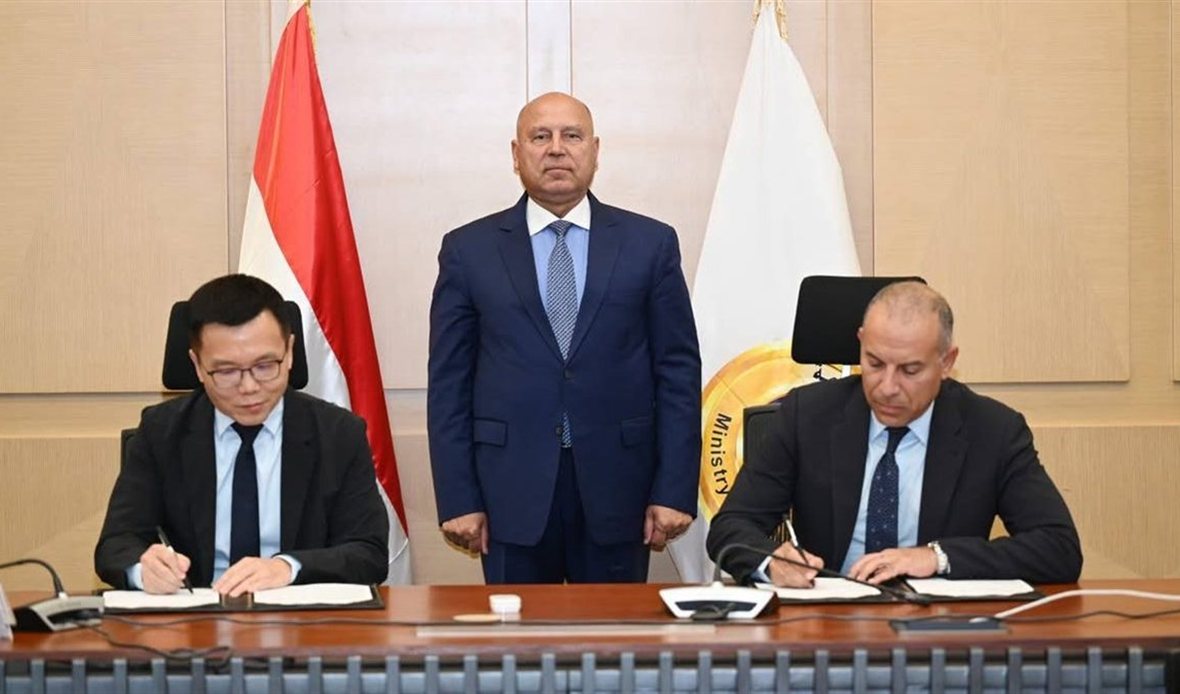 توقيع عقد إنشاء مجمع