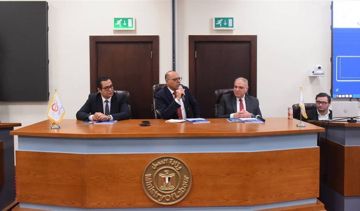 عقد وزير العمل اجتماعًا