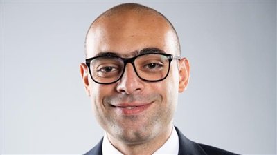 أحمد علاء فايد يطالب بإعادة إعفاء الهواتف المحمولة للقادمين من الخارج