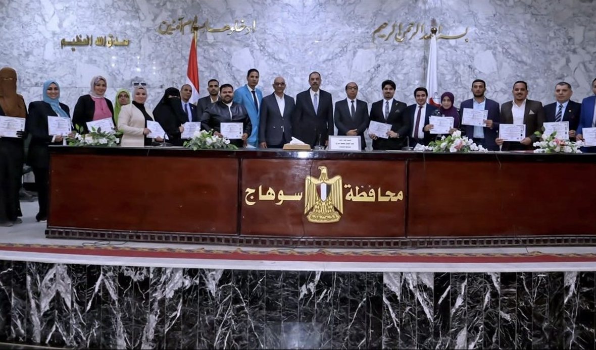 محافظ سوهاج يكرم