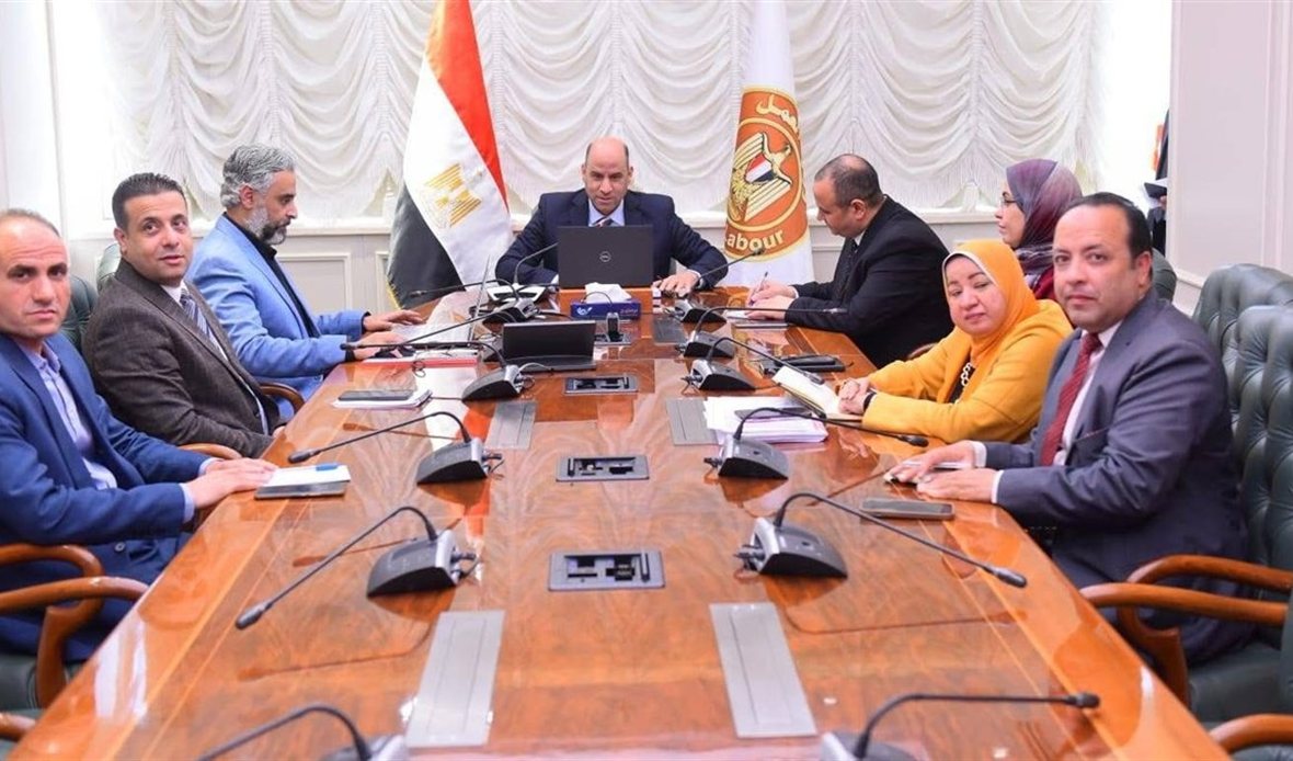 وزير العمل يعقد اجتماعًا