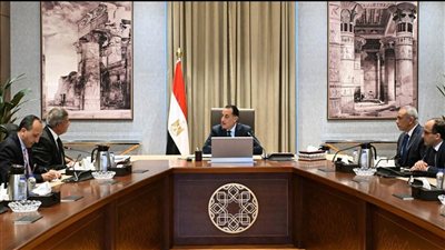 رئيس الوزراء يتسلم التقرير النهائي لتطوير الإعلام المصري تمهيداً لعرضه على الرئيس