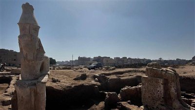 تمثال رمسيس الثاني بالأشمونين يعود لمكانه الأصلي بعد ترميم استمر عامين