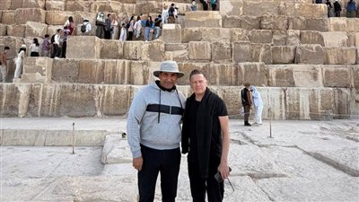وزارة السياحة والآثار: استقبال براين آدمز في أهرامات الجيزة بعد حفله بالمتحف المصري الكبير