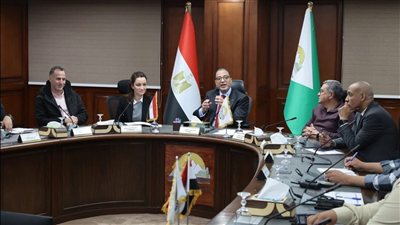 محافظ الجيزة يعقد اجتماعًا موسعًا لتطوير منظومة النظافة ويؤكد: المواطن يريد نتيجة على الأرض