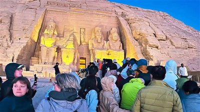 أبو سمبل تستقبل 2000 سائح مع تعامد الشمس على وجه رمسيس الثاني في 2026
