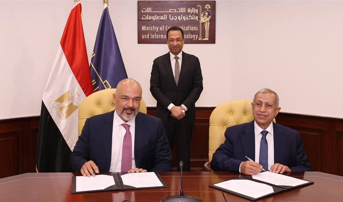 وزير الاتصالات يشهد