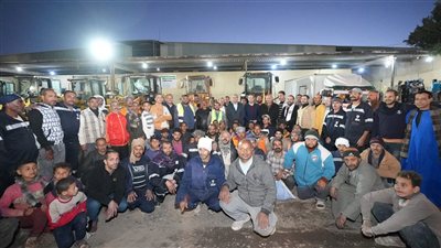 محافظ أسيوط يشارك عمال نظافة حي غرب إفطارًا جماعيًا ويؤكد دعم منظومة النظافة