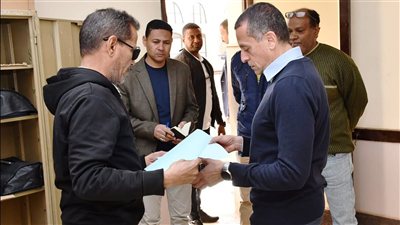 محافظ أسوان يفاجئ مدرستي الأمل للنور والصم ويؤكد إحالة مخالفات تأجير الملعب للنيابة حال ثبوتها