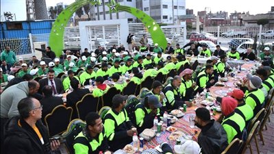 محافظ الدقهلية يشارك عمال النظافة إفطارهم السنوي بحديقة حي شرق تقديرًا لجهودهم