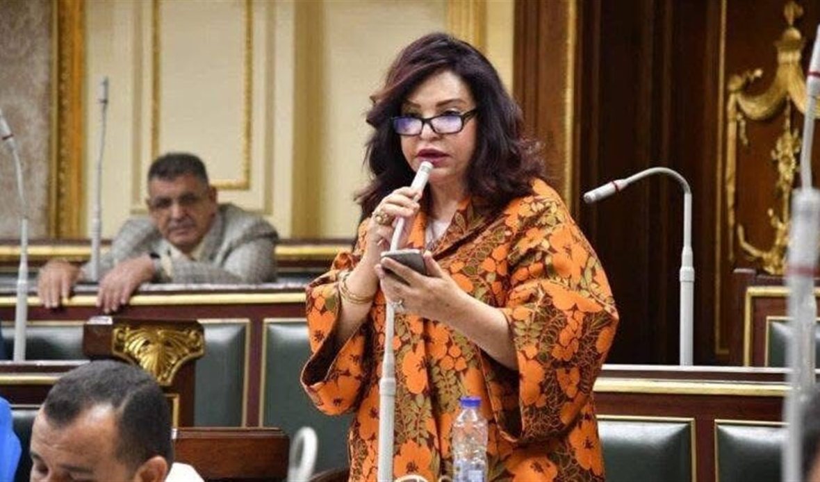 آمال عبد الحميد تطالب
