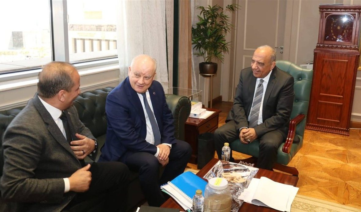 وزير الكهرباء يناقش