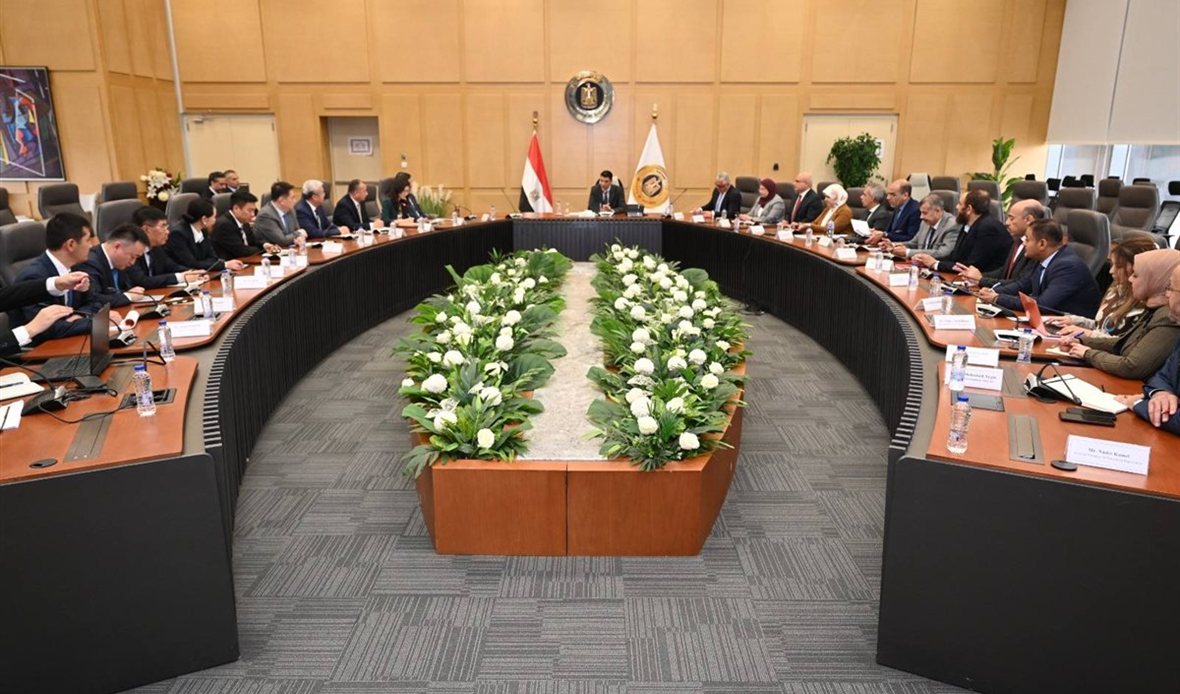 وزير الصناعة يبحث