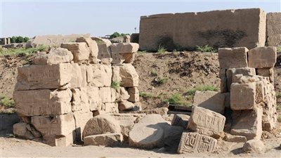 الانتهاء من ترميم وإعادة تركيب بوابة رمسيس الثالث في الكرنك والكشف عن لوحة من عصر تيبيريوس
