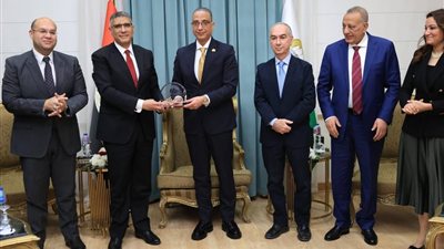 تكريم محافظ الجيزة السابق عادل النجار وإهداؤه درع المحافظة تقديرًا لجهوده
