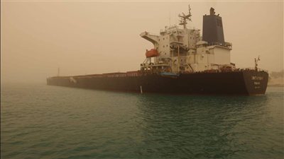 نجاح تعويم سفينة «XIN TAIN YUAN» وانتظام حركة الملاحة بقناة السويس