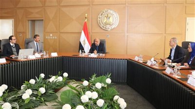 وزير الكهرباء يناقش العدادات الذكية وجودة التغذية ضمن استراتيجية الطاقة في مصر