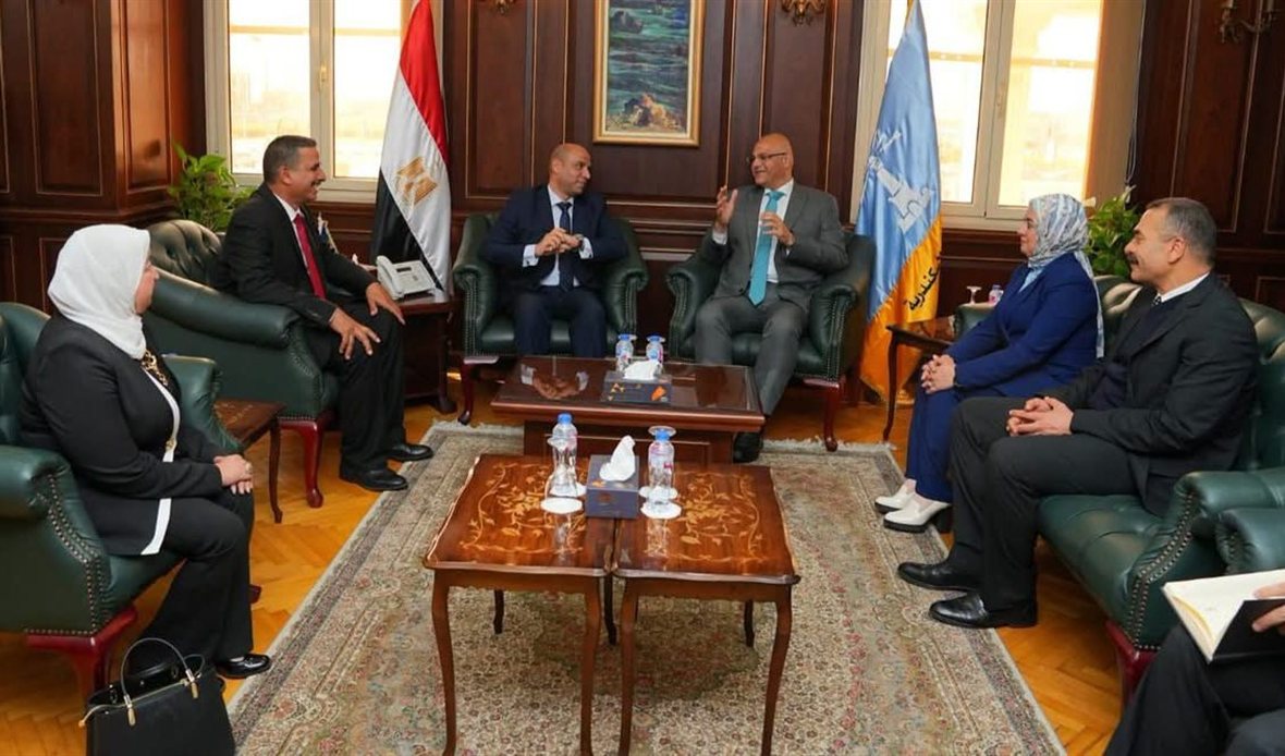 وزير العمل يبدأ زيارته