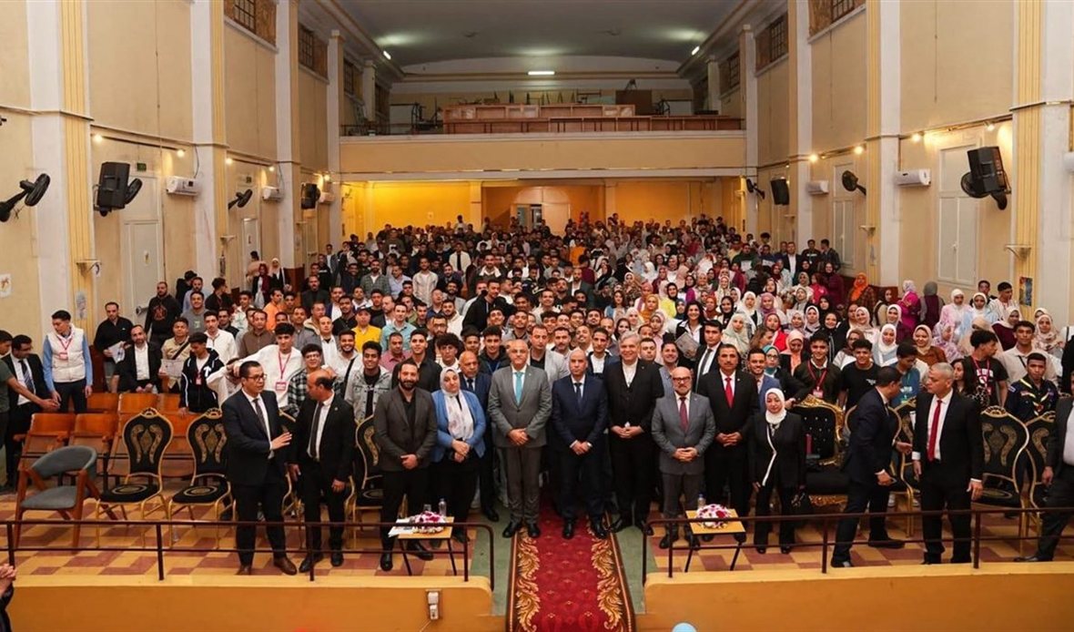 وزير العمل ومحافظ