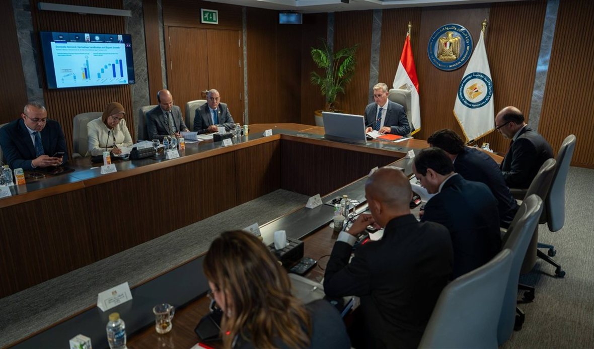 وزير البترول يشيد
