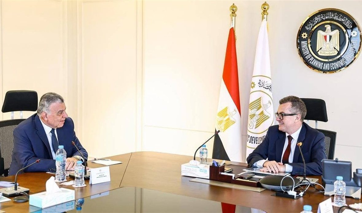وزير التخطيط يبحث