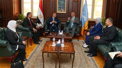 وزير العمل يبدأ زيارته للإسكندرية بلقاء المحافظ وتسليم عقود عمل لذوي الهمم