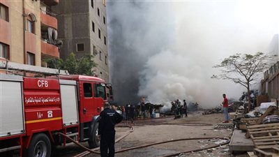 محافظ القاهرة يتابع إطفاء حريق مخزن خردة بالعباسية ويأمر بفحص العقار والمباني المحيطة